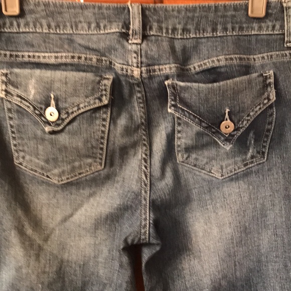 Simply Vera Wang distressed denim capris, great condition! - Picture 5 of 8